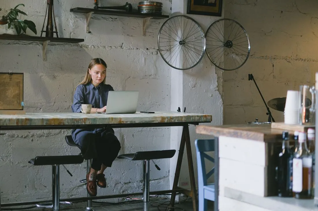 Freelance trabajando con portátil