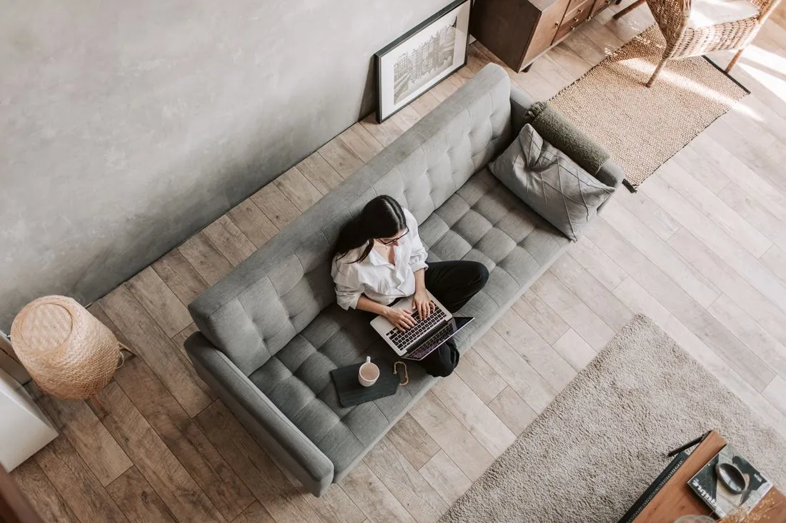 Persona trabajando desde casa